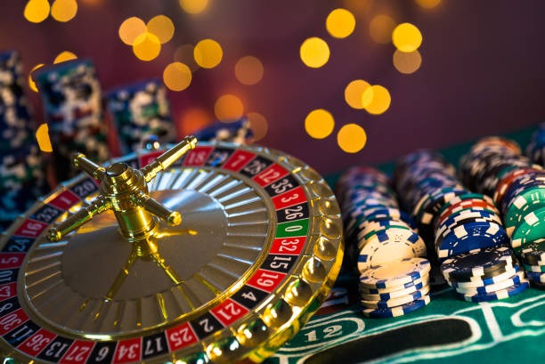 European Roulette wheel and betting layout on jepangqq live-dealer table